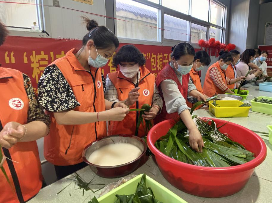 青口供電所黨支部聯(lián)合生產(chǎn)生活服務(wù)中心分會(huì)、黃沙坨社區(qū)，共同舉辦“悠悠艾草香 濃濃端午情”系列活動(dòng)。.png